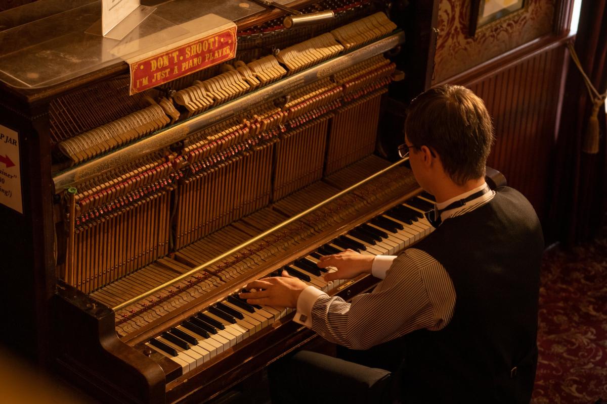 Ragtime piano player at the Diamond Belle